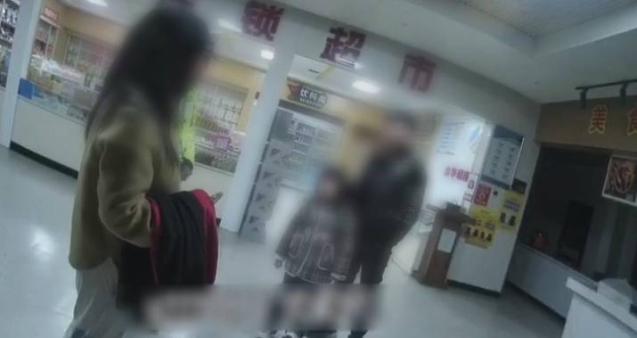 湖南一对夫妻将女儿“丢”在服务区,开了几百公里接到交警电话......