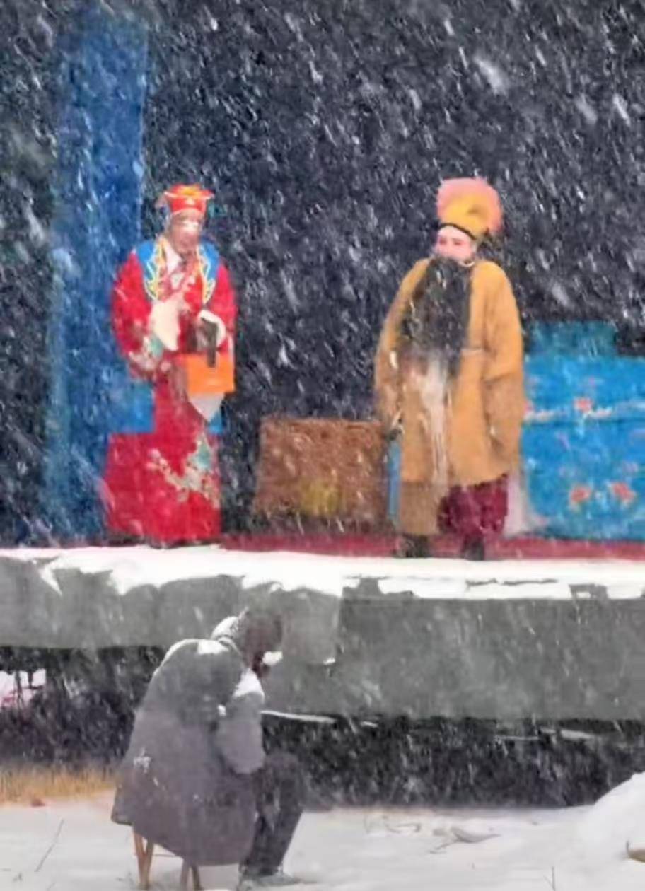 豫剧团-8℃暴雪天演出，台下仅一名观众坚守4小时看完全程，团长：无论有没有观众，都要坚持唱完