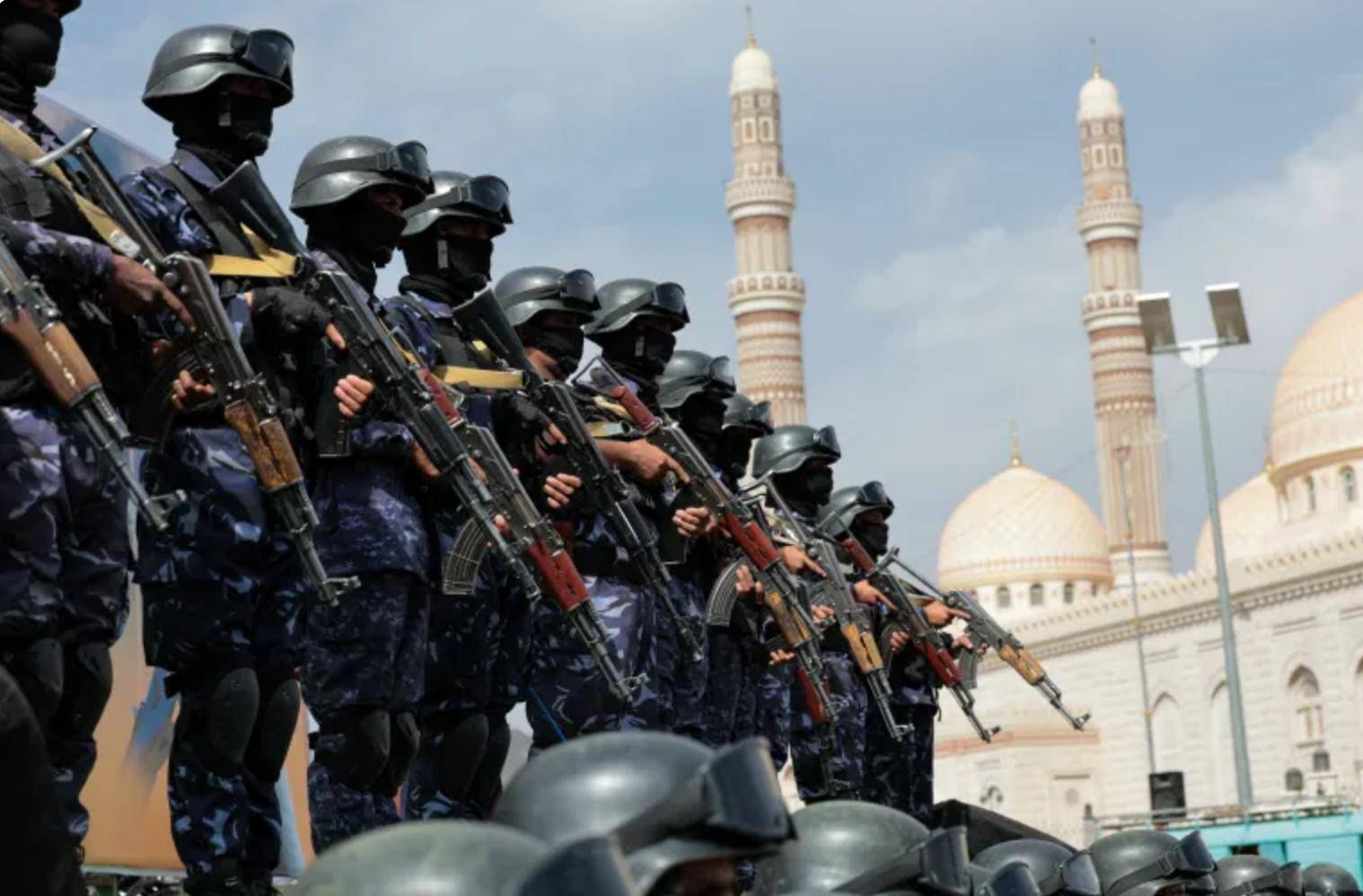 胡塞宣布封锁沙特！联合国警告：两大海峡受阻，全球油价或上涨！