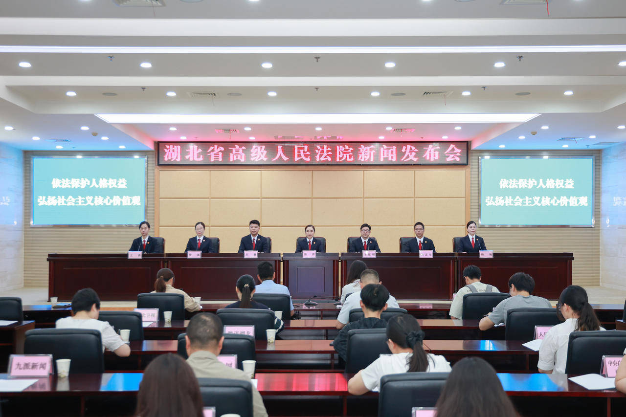 给爷爷奶奶扫墓时,发现墓碑上没有自己和父亲的名字,男子将叔伯姑姑5人告上法庭,法院判了