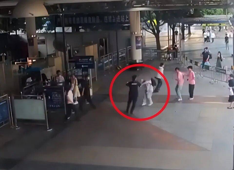 高校教师在南宁火车站走错出口，与安检员发生冲突全身10处挫伤，警方认定双方互殴各拘留5天；当事人发声：8月11日开庭，要求撤销行政处罚
