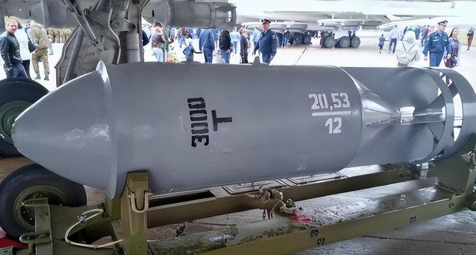 俄空天军出手，FAB3000袭击乌军，建筑直接被炸回“零件”状态！