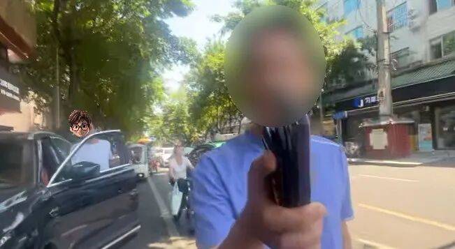 仅凭印着警徽、带警察字样的证件套,冒充交警上岗执法,声称整片路段全归自己管,这个“戏精”被行政拘留