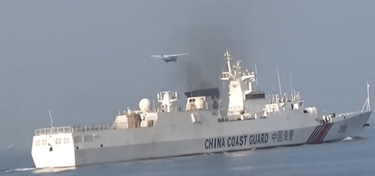 赌定中国不开火，菲律宾3架飞机飞越黄岩岛，再不换就要空投了？